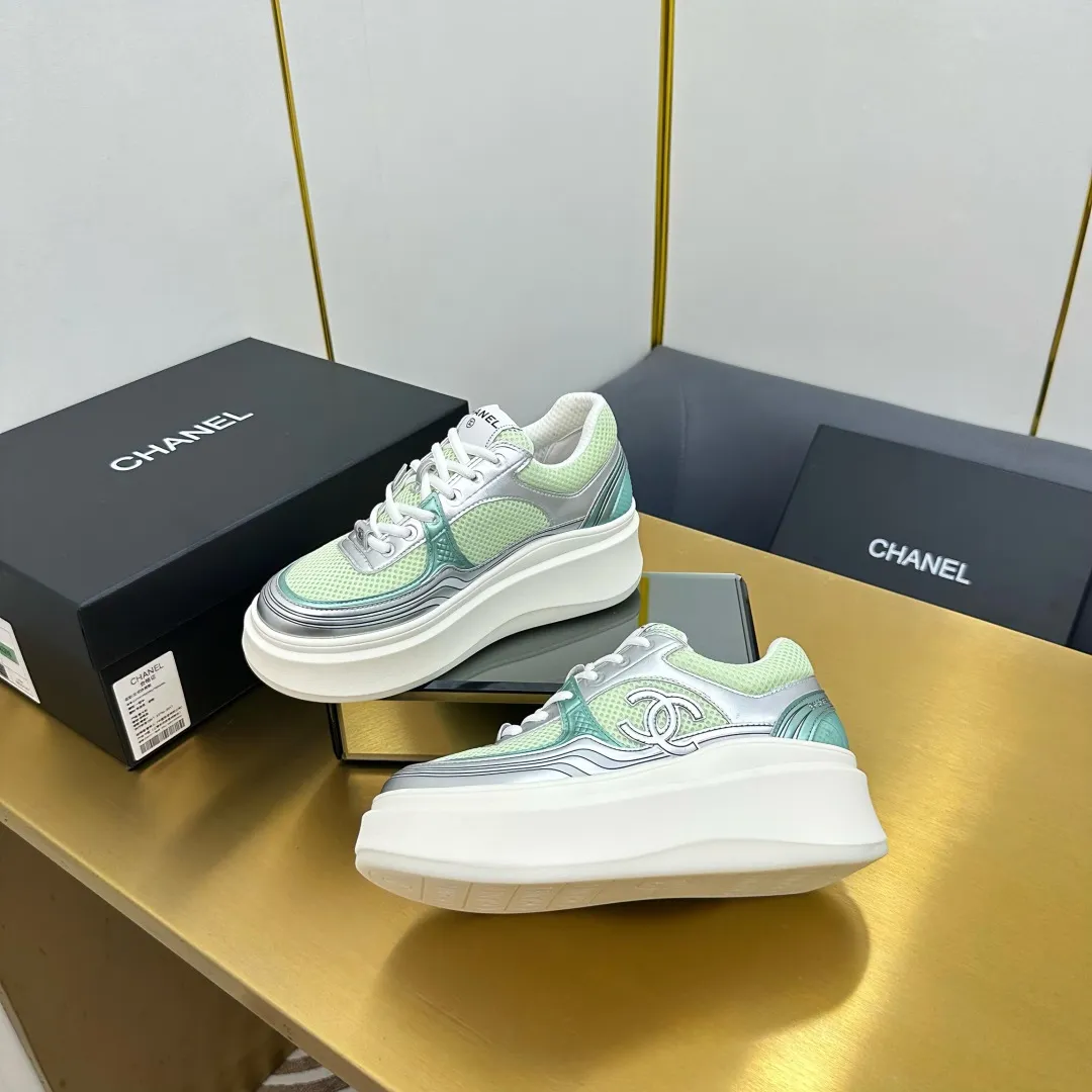 👟👟Ex-factory price 680👟👟 Upgraded version, upgraded version, upgraded version! No rebuttal accepted! ! ! ! Chanel Chanel panda shoes! 2025 counter's top casual sports shoes. This classic design; the upper is electro-embroidered with a variety of techniques; the outsole is fashionable and sporty; the unusual inclusion of a variety of color matching elements... The diversified mix and match is very good-looking and versatile, and can be used for leisure, fashion, sports, and outdoor... ꫛꫀꪝ Go➫ Materials: ❶Upper made of: original imported first-layer silk cowhide + original waterproof cloth + original first-layer cowhide ❷Inner lining: Original Yangli+Net ❸Outsole based on: Original TPU combination outsole Counter boutique packaging complete set for women 35–41 👉 👉